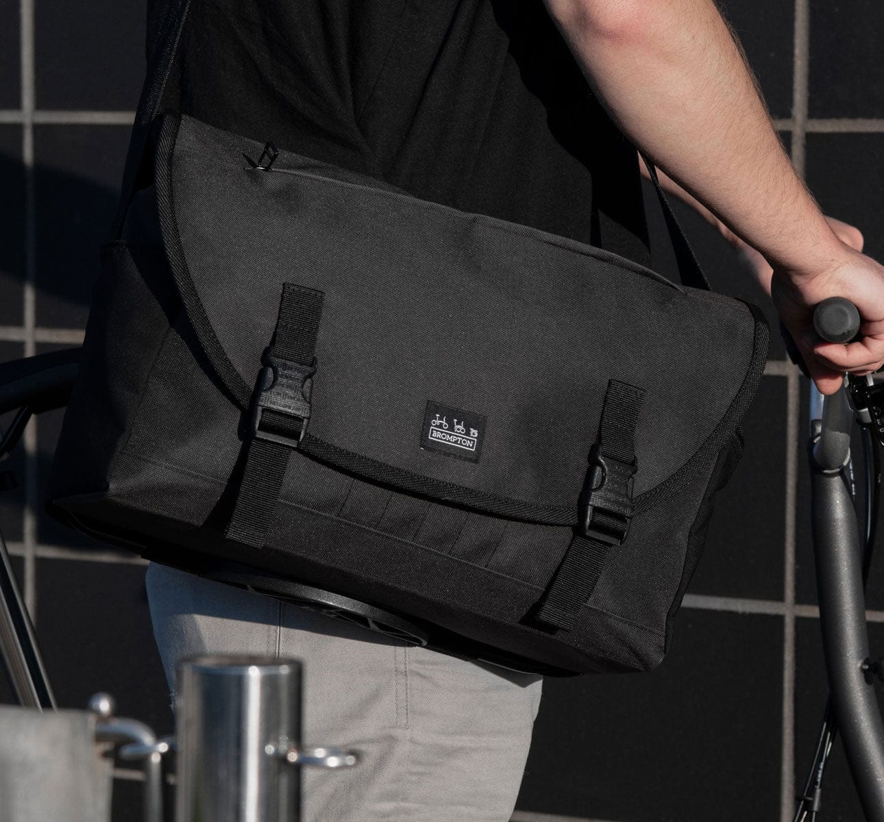 【ほぼ新品】BROMPTON Messenger Bag 13L Black Messenger Bag 13L Black | BROMPTON JUNCTION KOB