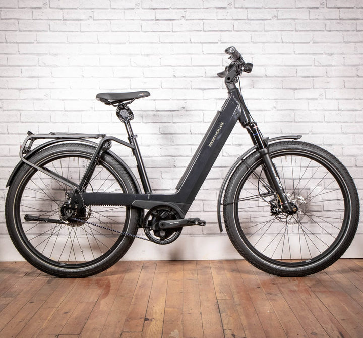 R&M Nevo 3 GT Rohloff in Lunar Grey Metallic 47cm against a fake break wall studio shot.